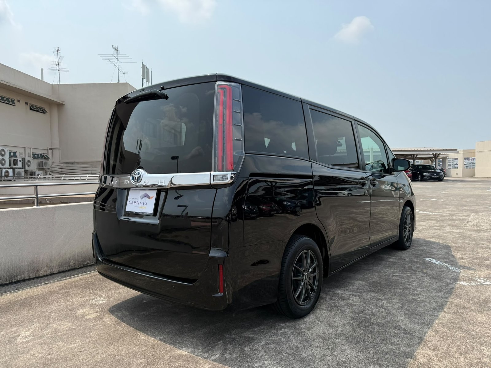 Toyota Noah Hybrid 1.8 X photo 2